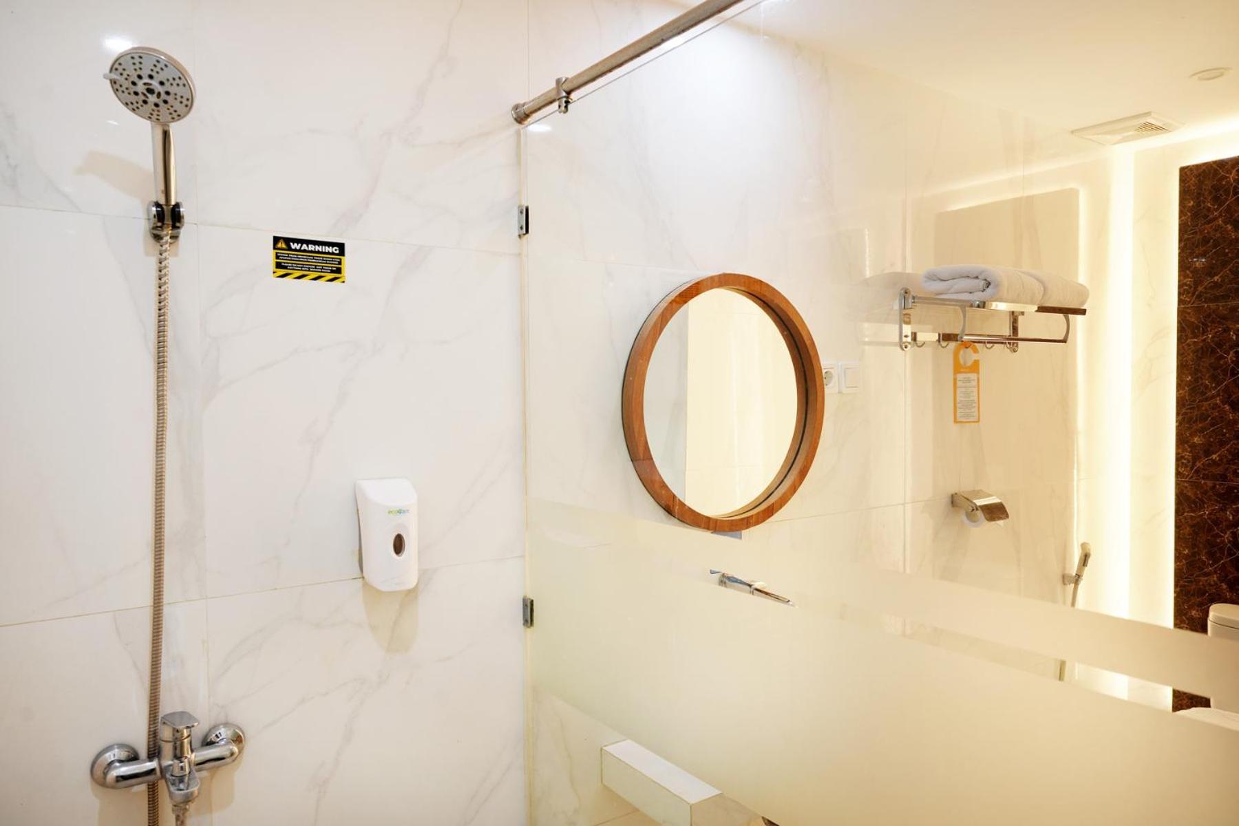 Front One Hotel Sragen Dış mekan fotoğraf