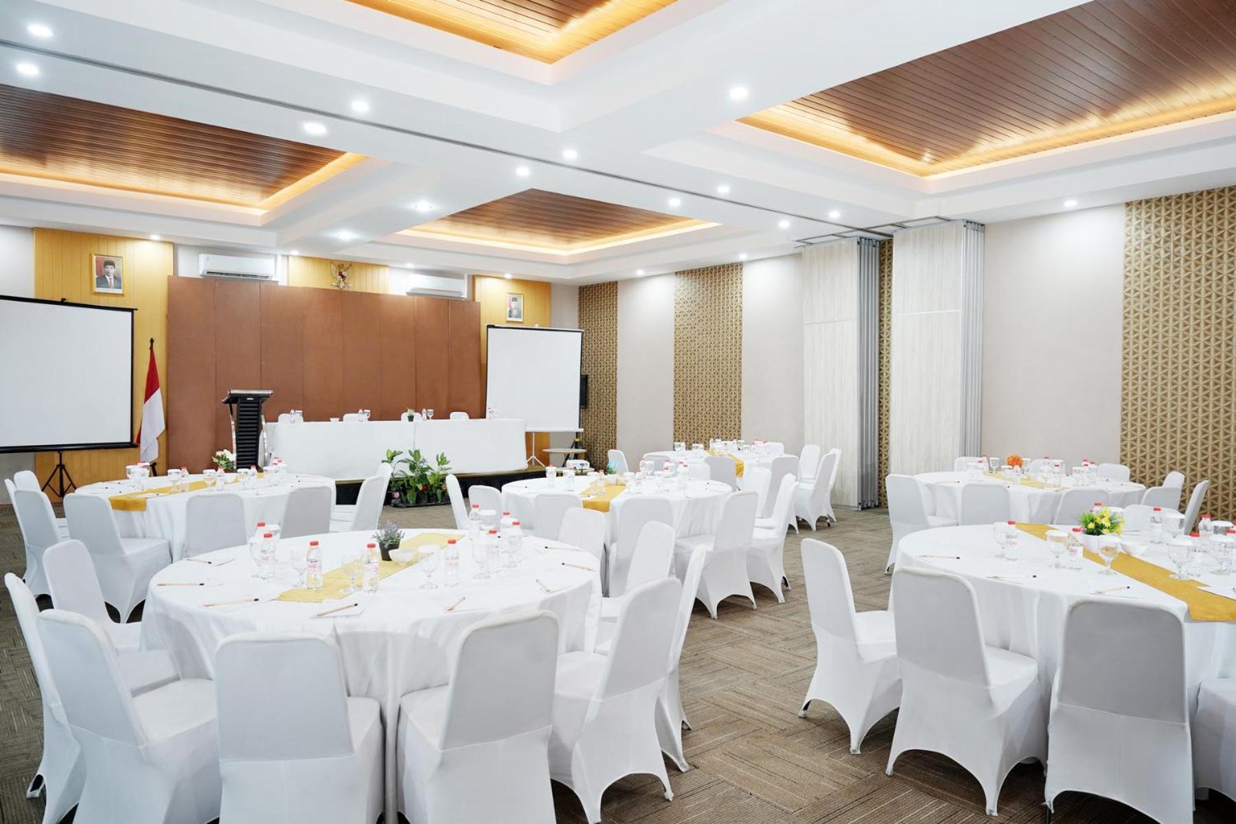 Front One Hotel Sragen Dış mekan fotoğraf