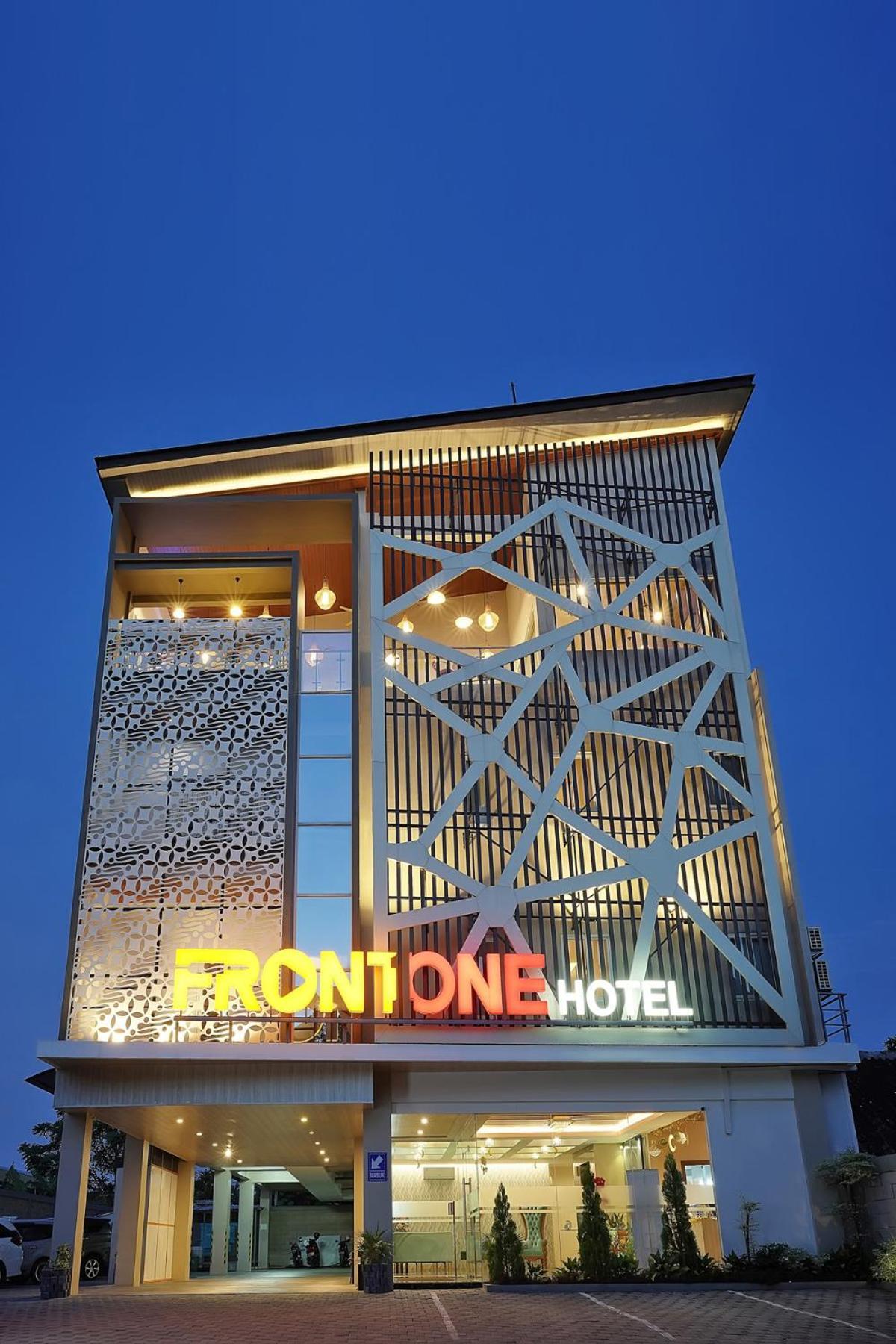 Front One Hotel Sragen Dış mekan fotoğraf